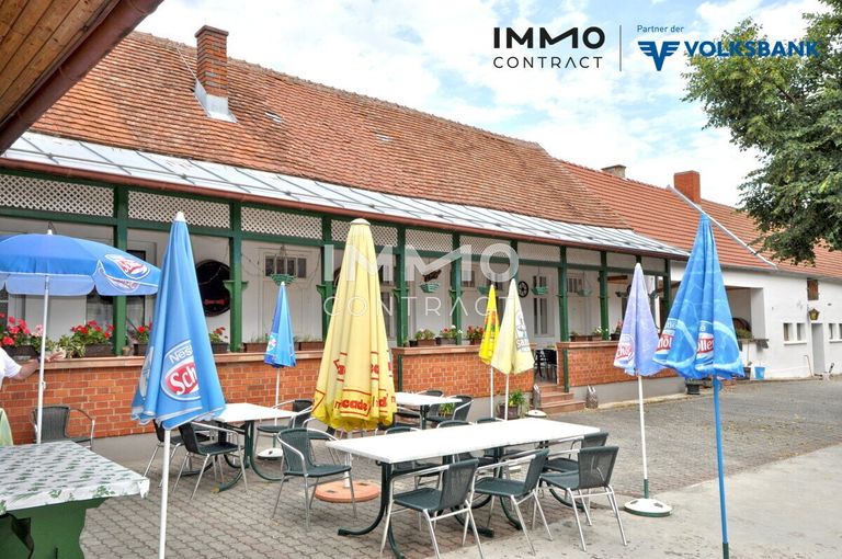 Gastgarten und Blick auf die Vernada der Gästzimmer