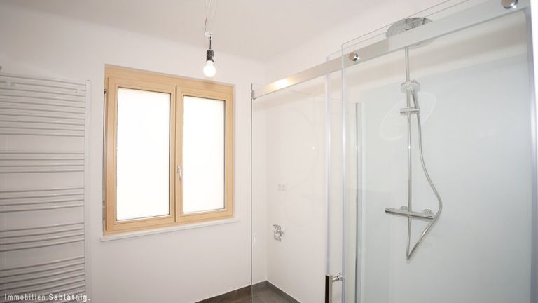 EG_BAD MIT GLASDUSCHE