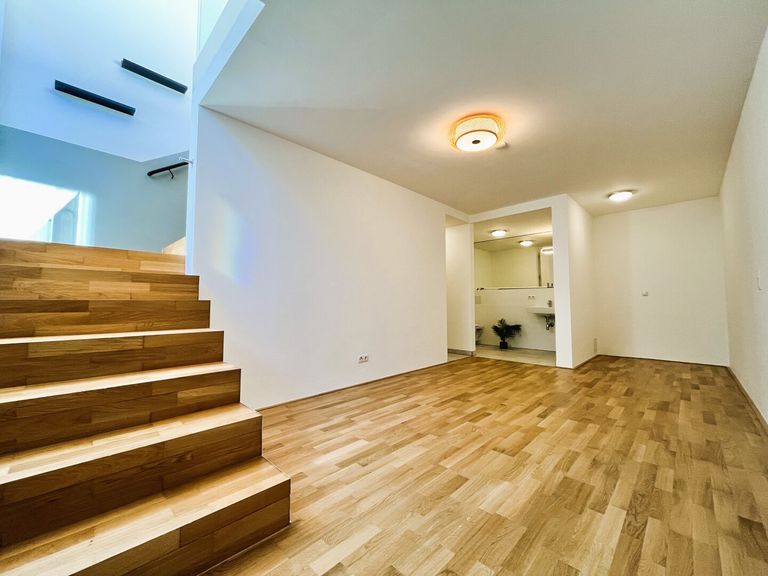 Offener Schlafbereich mit Dusche, WC und Waschbecken