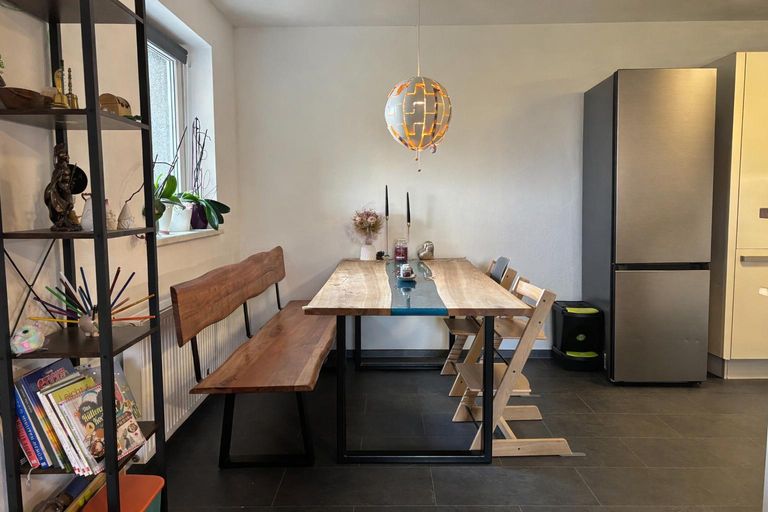 Esszimmer KI geräumt