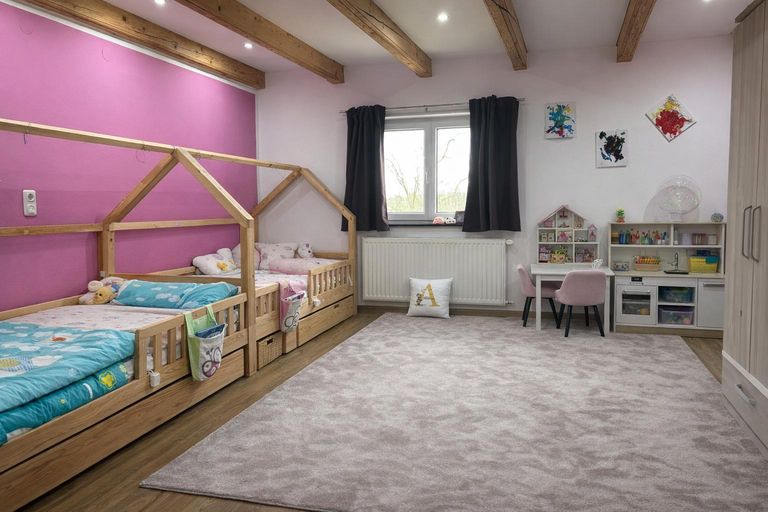 Kinderzimmer KI geräumt