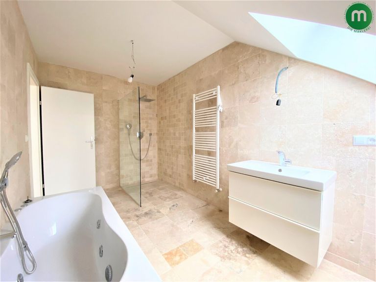 Bad mit Badewanne & Dusche