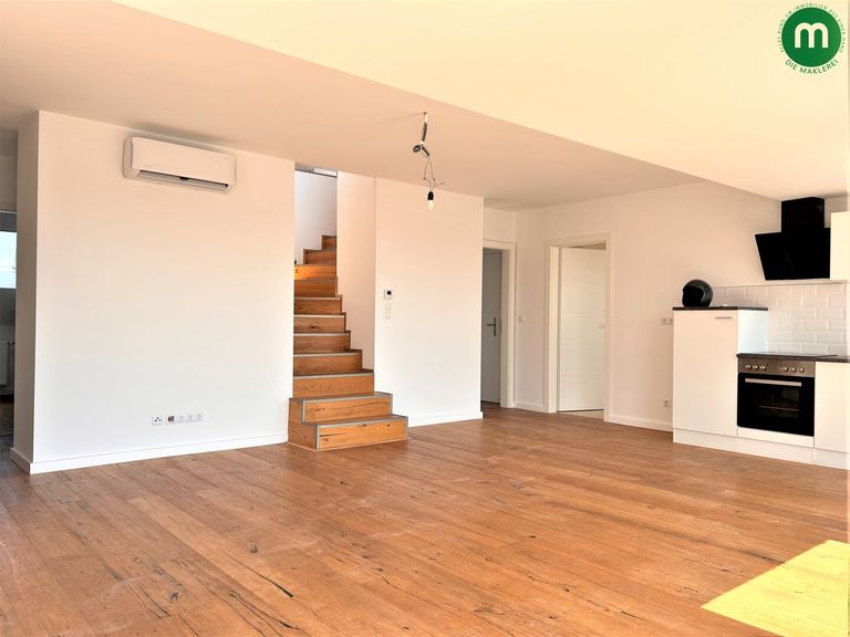 Küchenbereich & Aufgang zum DG