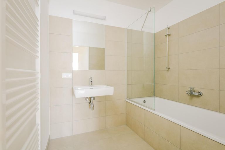 Wannenbad/Bilder einer identen Wohnung im Haus