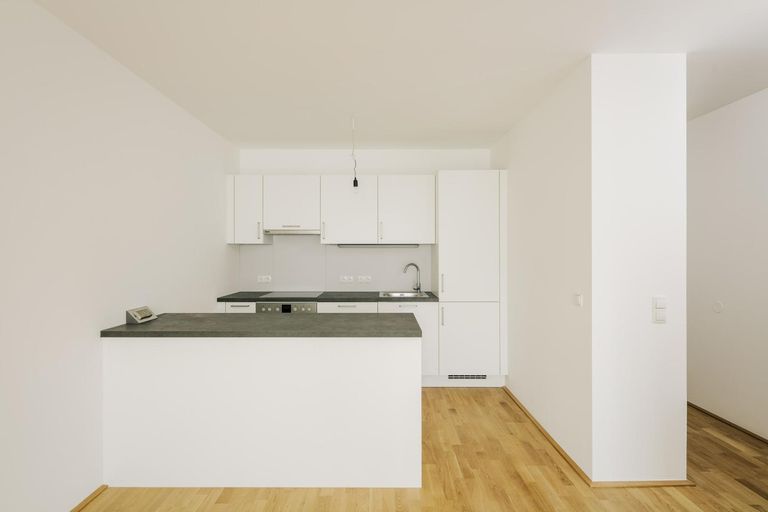 Küche/Bilder einer identen Wohnung im Haus