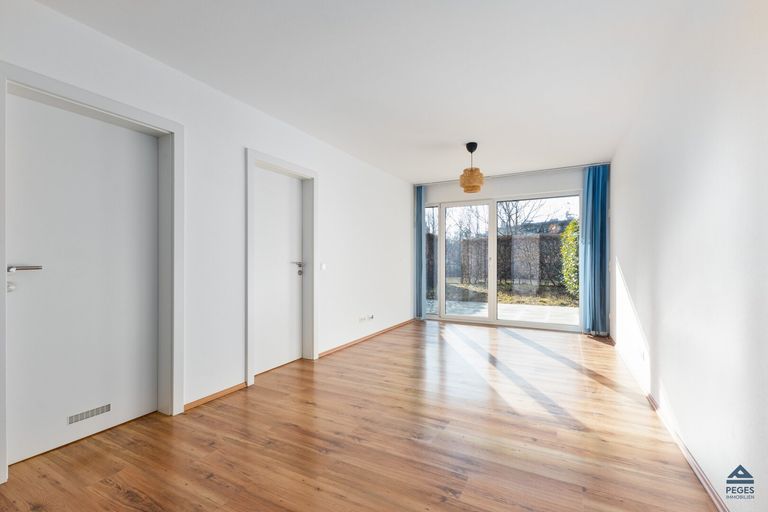 Wohnzimmer - Blick und Zugang zu Terrasse/Garten