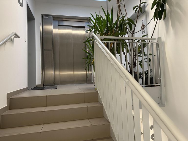 Treppenhaus mit Lift