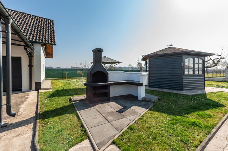 Gemauerter Grill und Pavillon