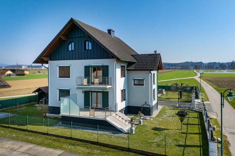 Westansicht mit Balkon und Terrasse