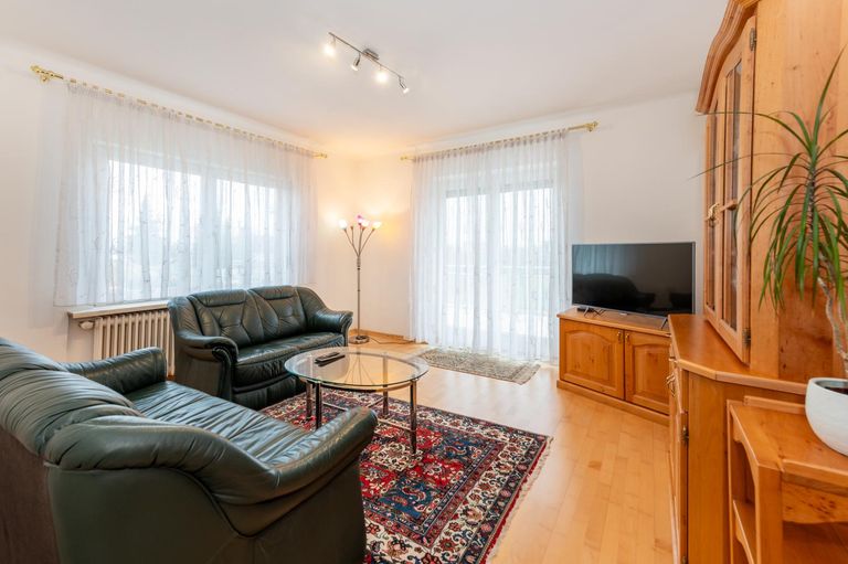 Wohnzimmer mit Terrassenzugang EG