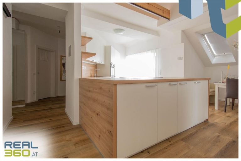 Viel Stauraum dank der großen Kücheninsel