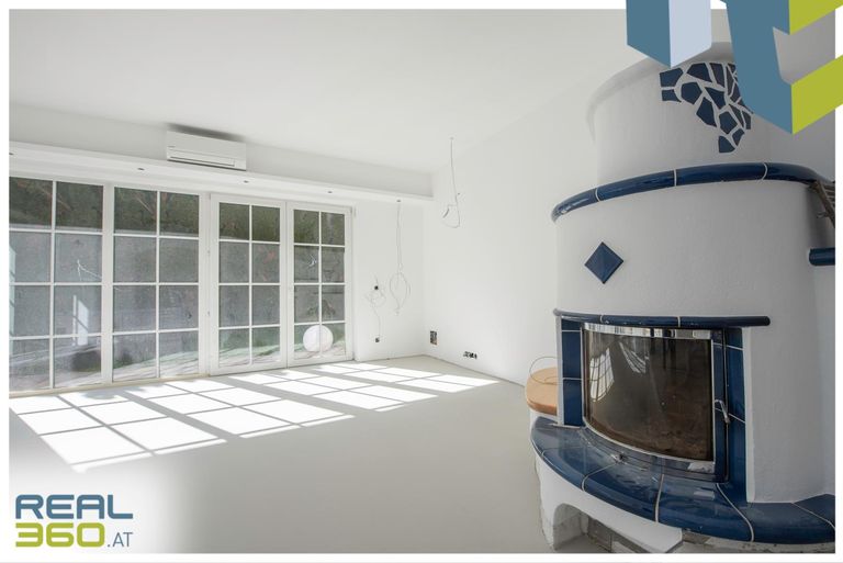 Wohnzimmerbereich mit offenem Kamin