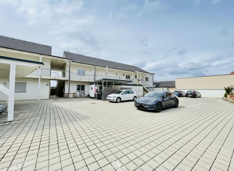 KFZ-Parkplatz (weißes Auto)