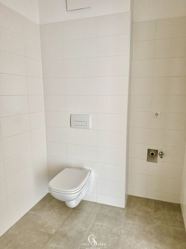 Badezimmer mit WC und Waschmaschinenanschluss