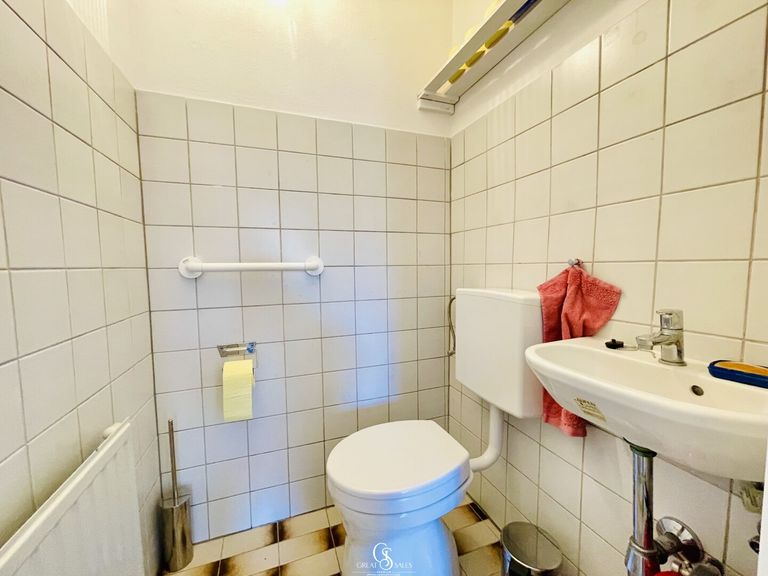 Separates WC mit Waschbecken