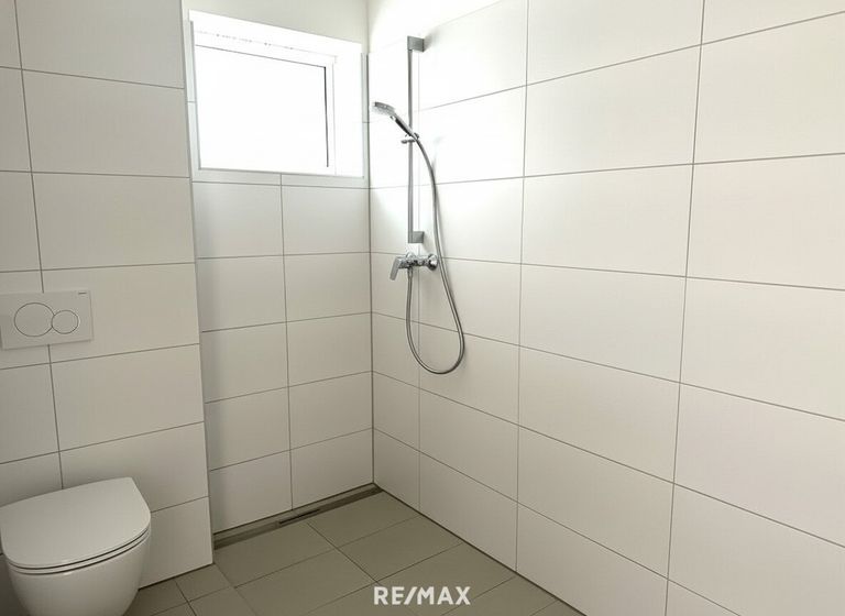 Bad mit Dusche und WC