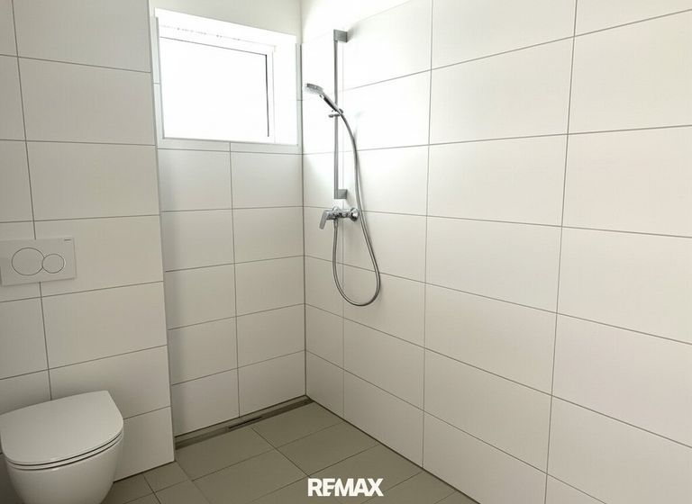 Bad mit Dusche und WC
