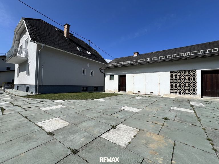 Haus samt Wirtschaftsgebäude