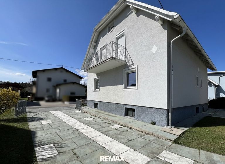 Ansicht Haus samt Zufahrt