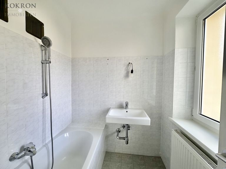 Bad mit Dusch-Badewanne und Fenster