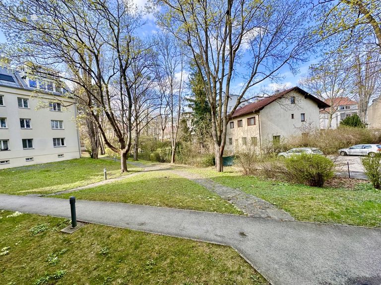Großer Gemeinschaftsgarten mit Spielplatz