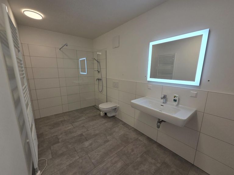 Badezimmer mit Dusche und WC
