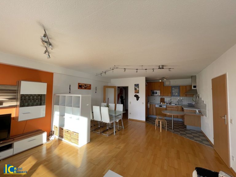 Blick zur offenen, vollausgestatteten Küche