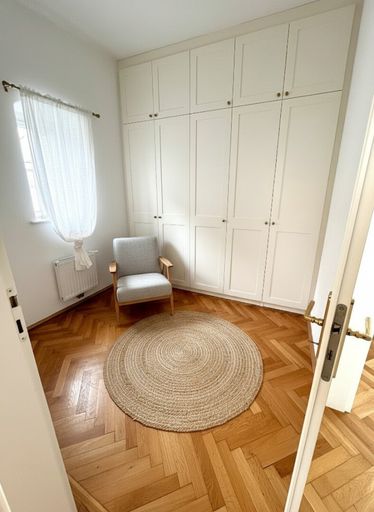 Schrankraum mit KI-Einrichtung