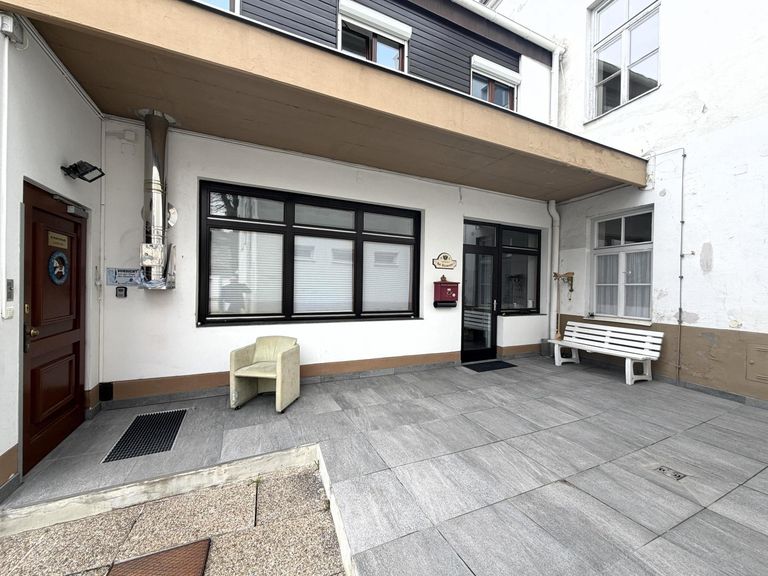 EG / ( zwei ) Hauseingänge