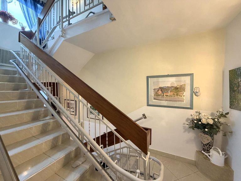 HP / Stg. mit barrierefreiem Stiegenlift mit Stuhl