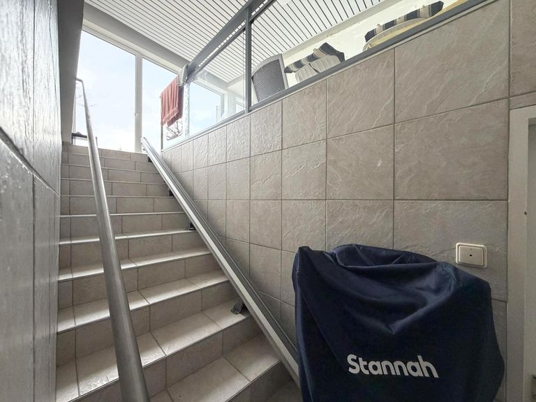 KG /barrierefreier Aufgang / Stiegenlift mit Stuhl