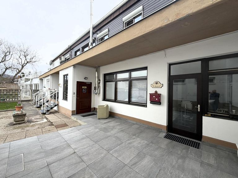 EG / ( zwei ) Hauseingänge