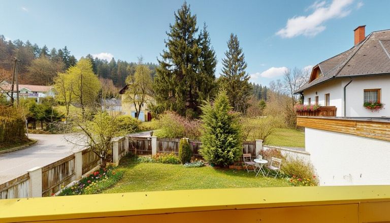 Blick vom Balkon in den Garten