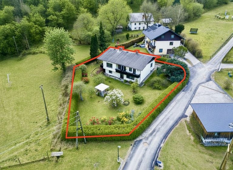 Luftbild vom Haus mit eingezeichnetem Grundstück