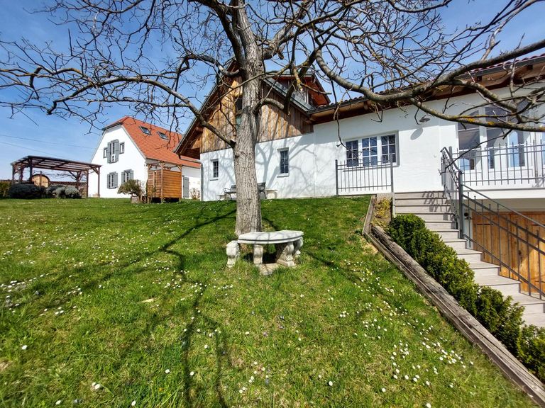 viele Sitzgelegenheiten um jede Tageszeit woanders