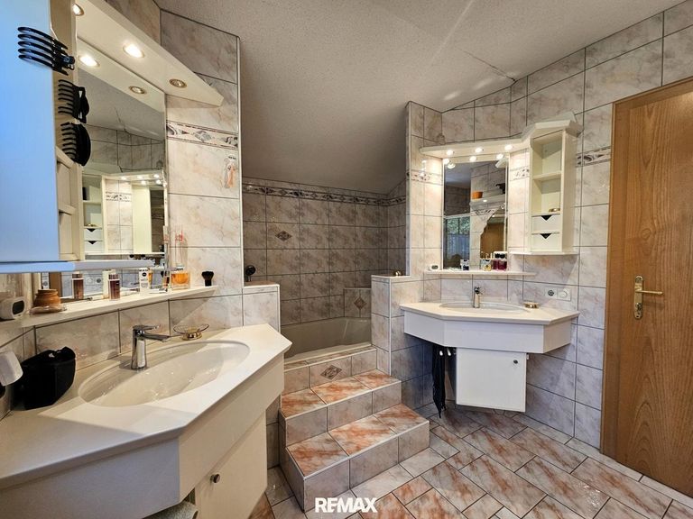 Bad mit Badewanne