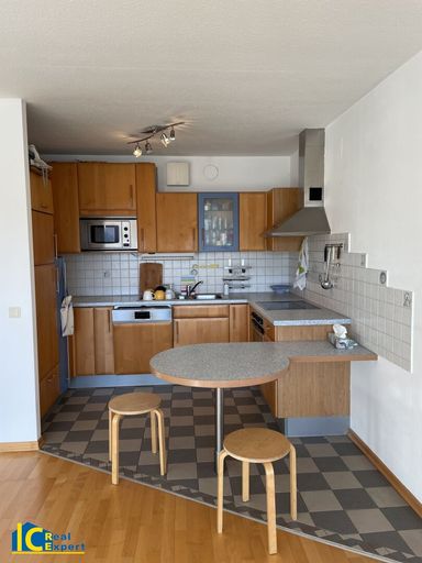 Vollholzküche mit kleinem Esstisch