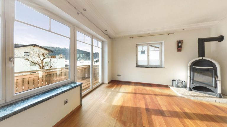 Loftraum mit Balkon und Kaminofen