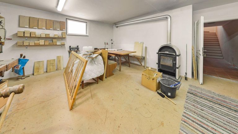 KG Haus 2 Werkraum mit Kaminofen