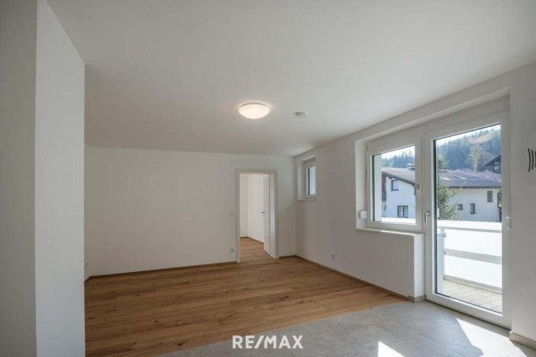 Wohnzimmer mit Ausgang auf den Balkon 