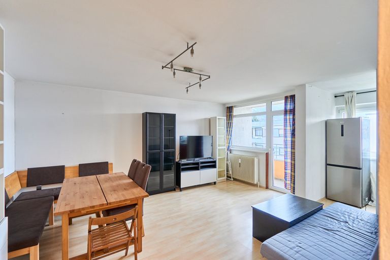 Wohnzimmer mit Zugang zur Küche