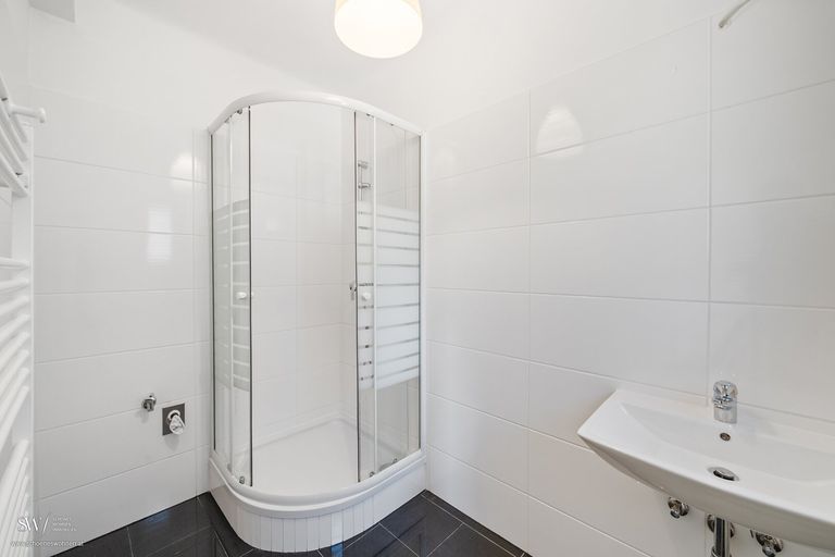 Bad mit Dusche und Fenster