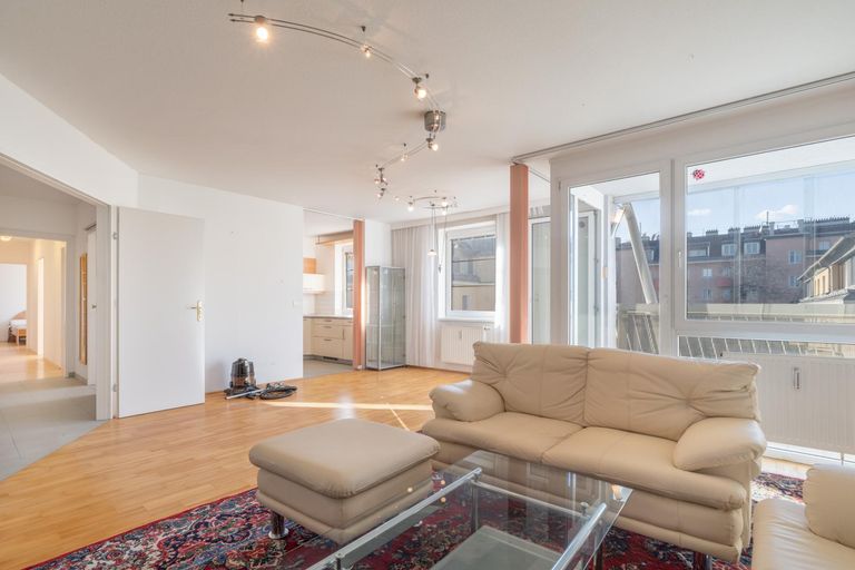 Wohnsalon mit Loggia, Blick Richtung Küche u. Flur