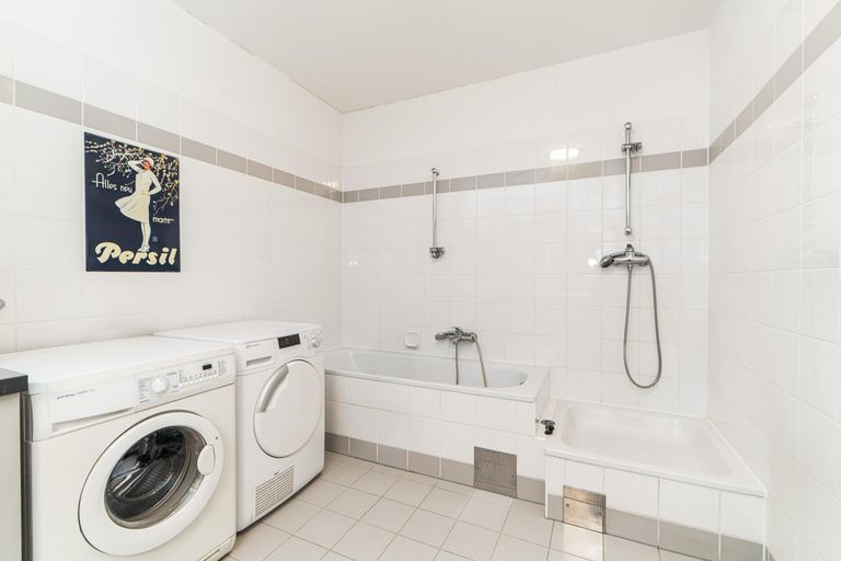 Bad mit Wanne und Dusche - kann geteilt werden