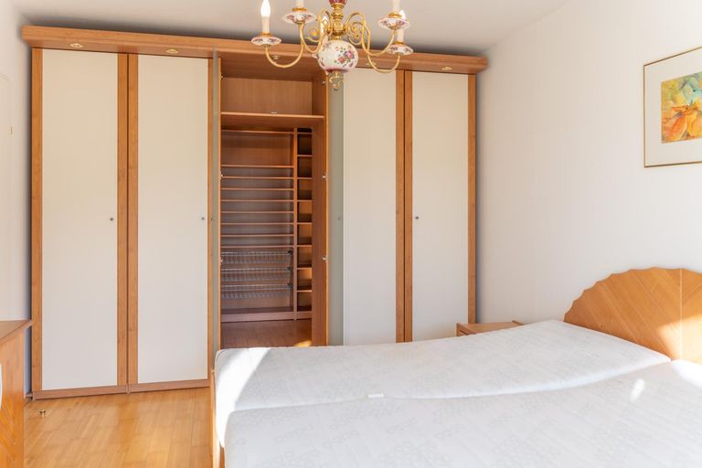 Master Bedroom mit begehbarem Schrank