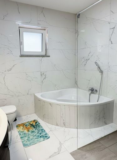 Bad mit Dusche und Badewanne & WC