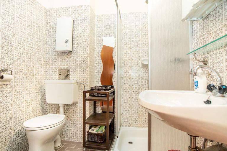 Badezimmer mit Dusche