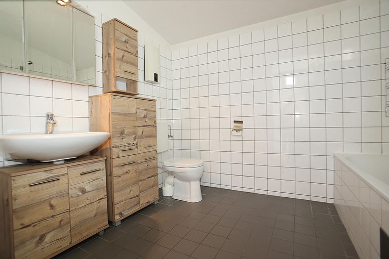 Bad mit Wanne und Toilette