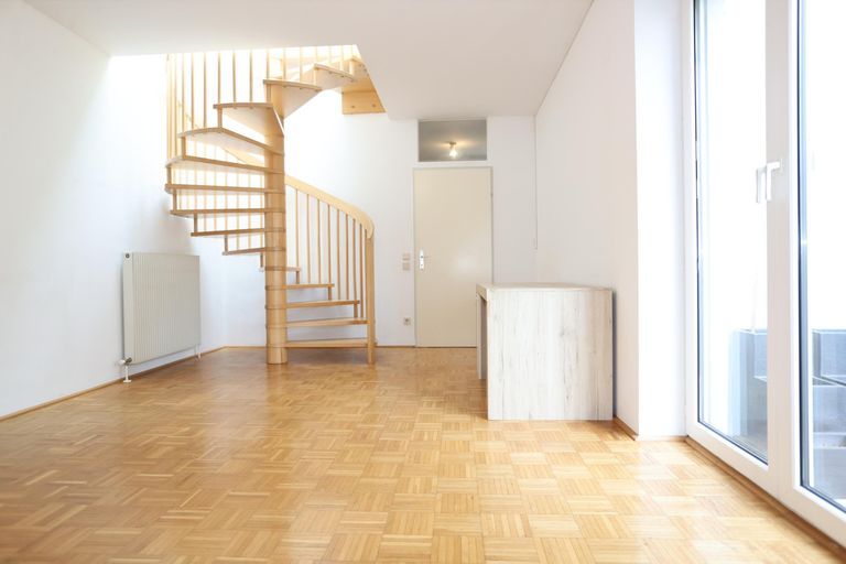 geräumiges Wohnzimmer mit Loggiaausgang
