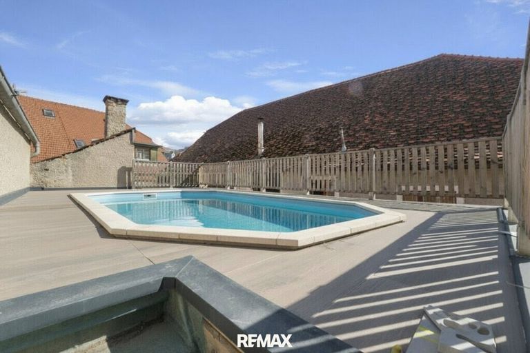 Pool (KI bearbeitet)